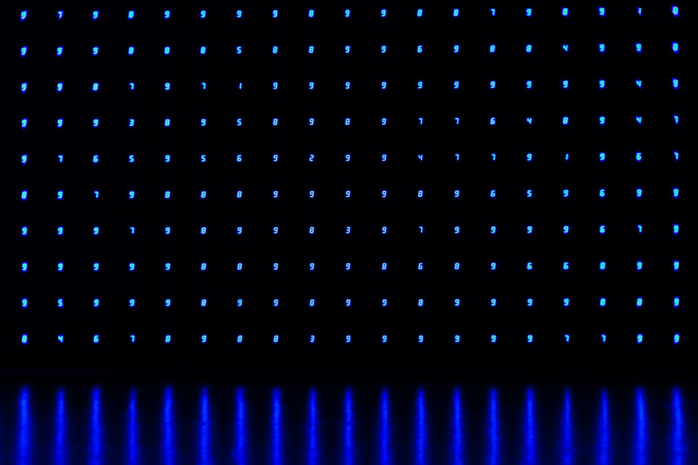 Griglia astratta di numeri digitali blu luminosi su nero.