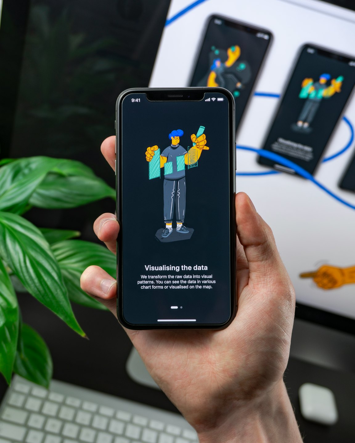 Mano che tiene uno smartphone con un'app di visualizzazione dati.