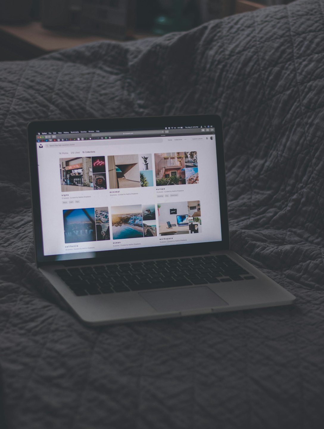 Laptop aperto su una coperta testurizzata che mostra le categorie del sito web.