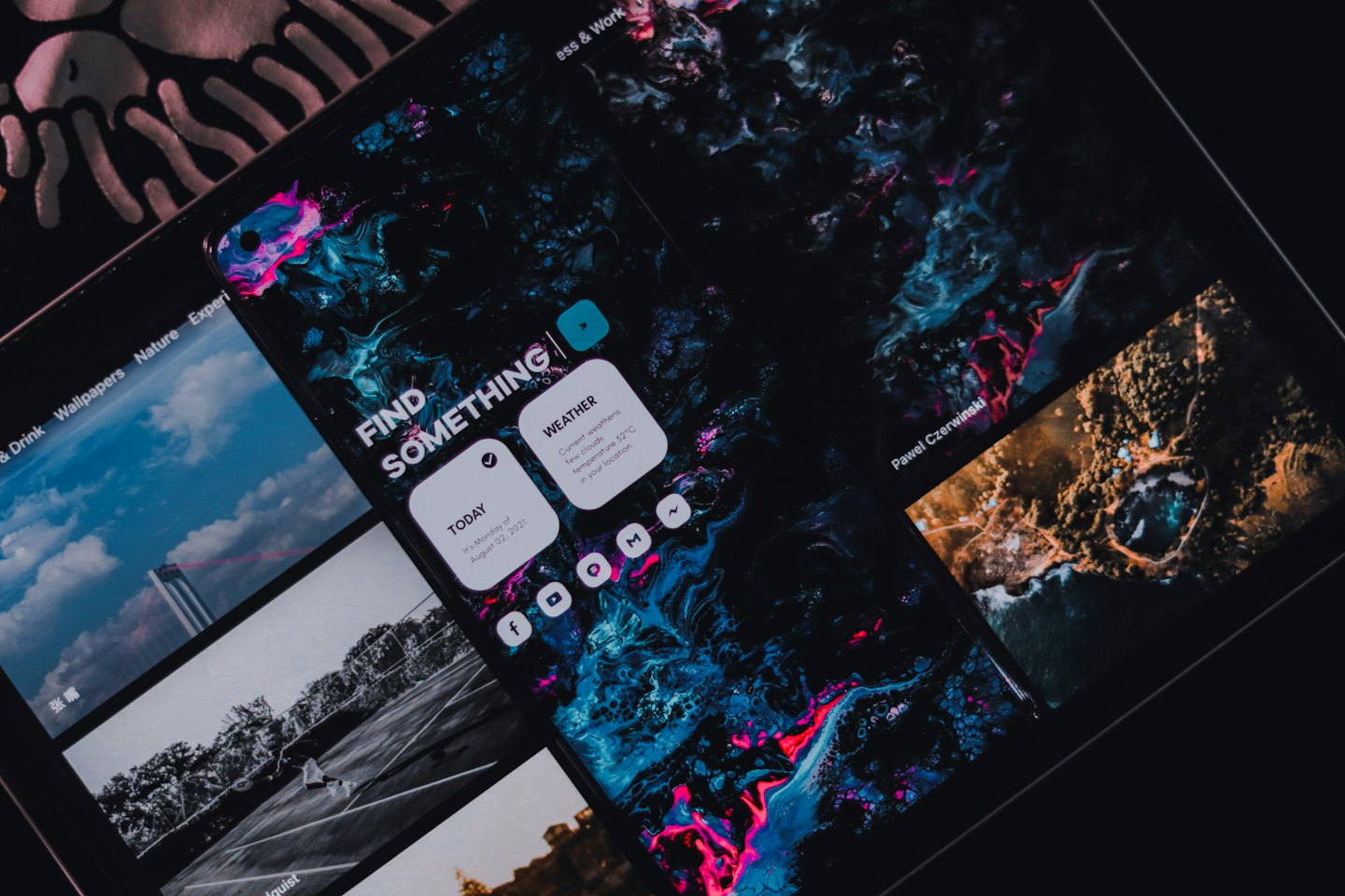 Schermata del tablet che mostra widget di app e icone di social media.