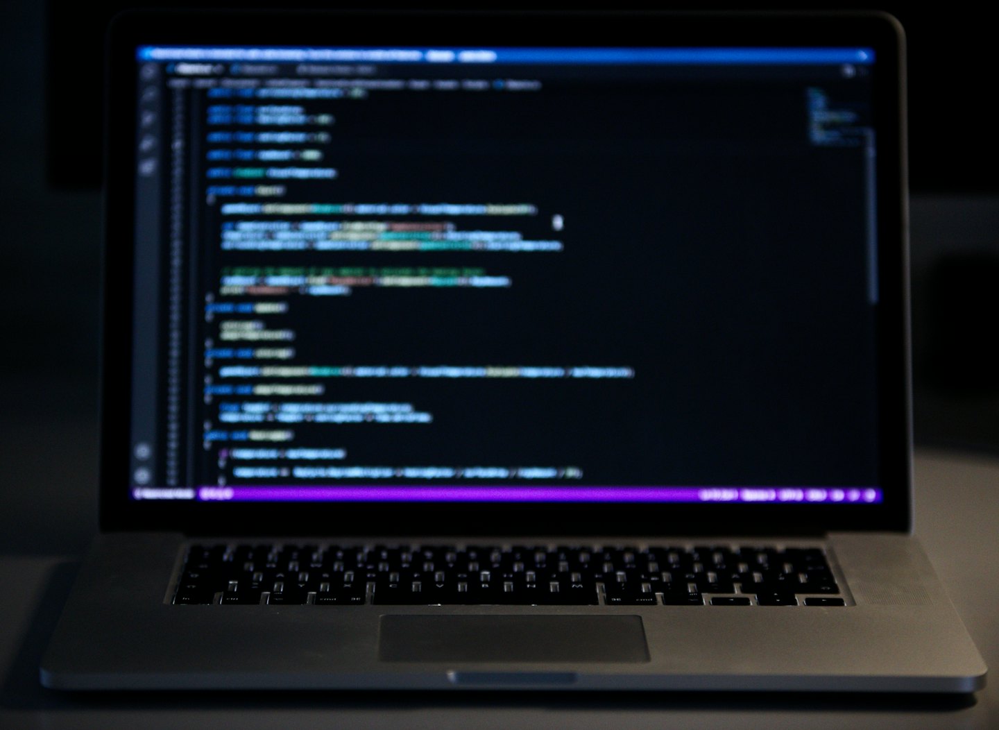 Uno schermo di laptop mostra righe di codice di programmazione.
