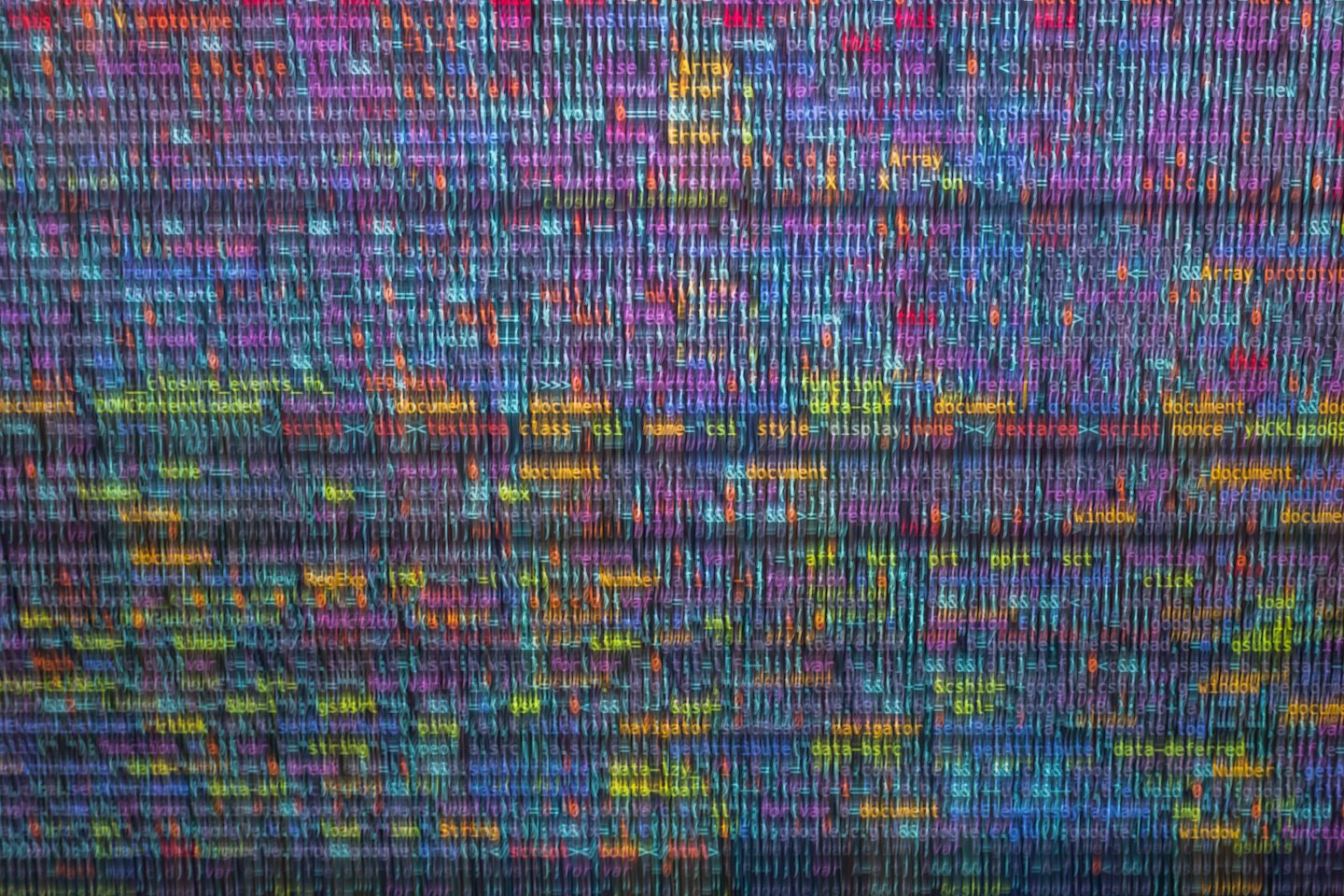 Linee colorate di codice informatico scorrono su uno schermo scuro.